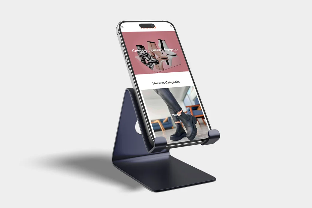 Mockup, smartphone sostenido por mini parante mostrando el diseño web de Tabeca Perú