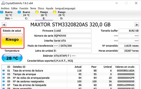 Pantalla de CrystalDiskInfo mostrando estado de disco duro en riesgo