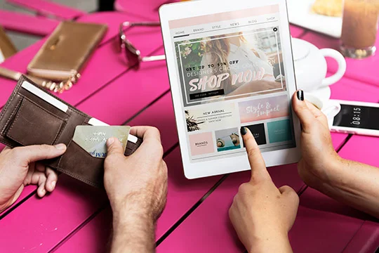 Personas realizando una compra online desde una tablet en un entorno casual