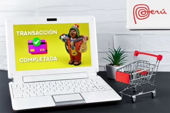 Laptop con pantalla de transacción completada y figura del Ekeko, símbolo de prosperidad andina en una tienda online peruana