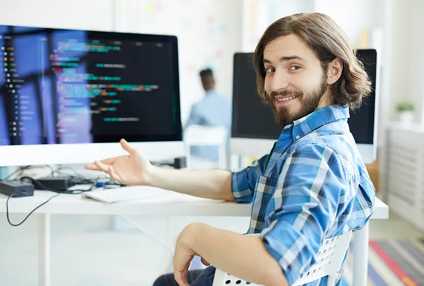 Desarrollador web programando una página para negocio local