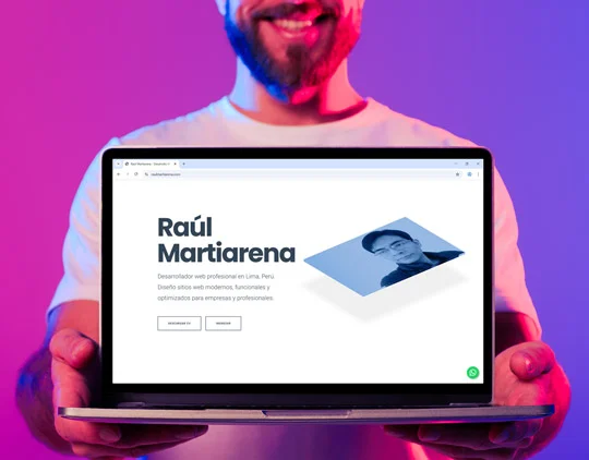 Persona mostrando una laptop con la página web de un desarrollador web MUY profesional (Yo xd)