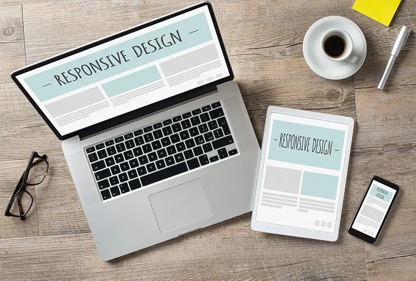 Dispositivos mostrando diseño web responsive en laptop, tablet y smartphone.