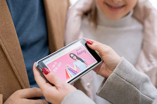 Persona viendo una tienda online desde su smartphone, ejemplo de diseño web responsive