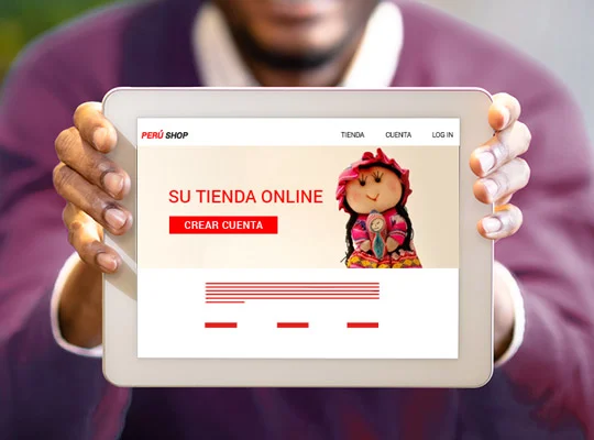 Persona mostrando una tienda virtual en una Tablet con muñeca peruana en el banner principal, representando la importancia de tienda online en Perú para emprendedores.