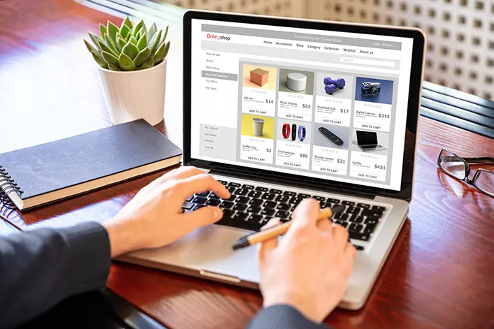 Persona gestionando una tienda online desde su laptop para promocionar productos en internet