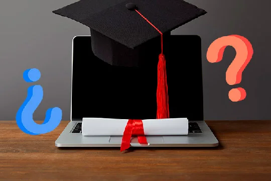 Laptop con birrete de graduación, diploma y signos de interrogación representando duda sobre título universitario.