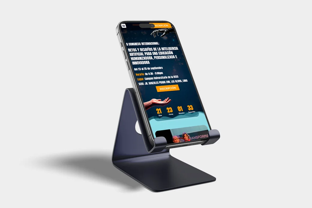 Mockup, smartphone sostenido por mini parante mostrando el diseño web de la landing page del Segundo Congreso Internacional CIEDC.