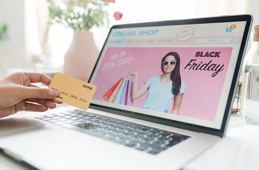 Mujer compra en las ofertas del Black Friday por internet